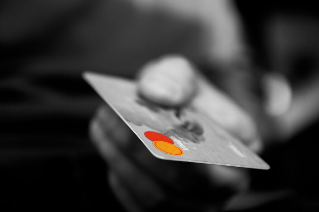 クレジットカードが悪用された時の対策法と対応について解説